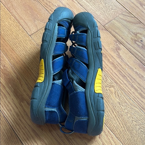 KEEN youth size 6 Outdoor Sandals grey waterproof washable durable like new - Picture 11 of 13